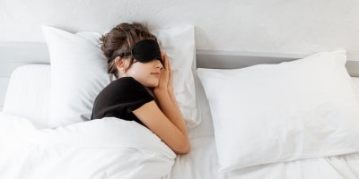 Spící žena s klapkou přes oči