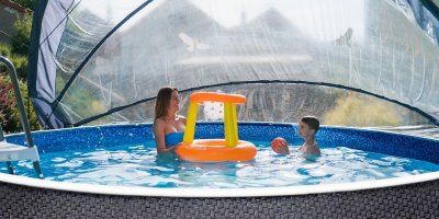 Žena s chlapcem se koupou v bazénu se zastřešením