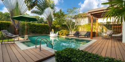 Zahrada s bazénem a posezením