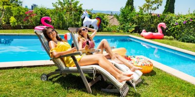 Dvě mladé ženy se opalují na lehátkách