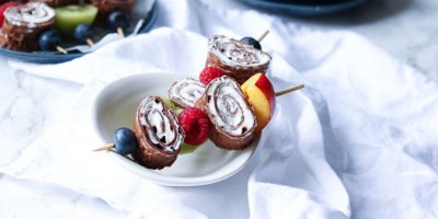 Ovocné špízy s palačinkami na talíři