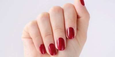 Tmavě červené nehty