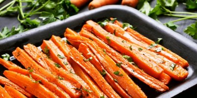 Krájená opečená mrkev s bylinkami