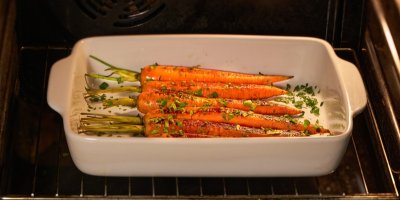 Mrkev naskládaná v pekáči v troubě