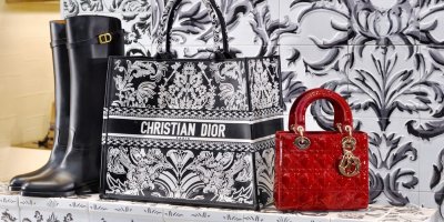 Detail na boty a dvě kabelky značky Dior