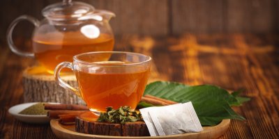 Šálek nápoje z kratomu s čerstvým zeleným listem kratomu