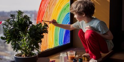 Chlapec maluje na sklo