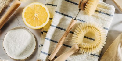 Citron, soda a úklidové náčiní