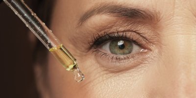 Žena si kape sérum pod oči