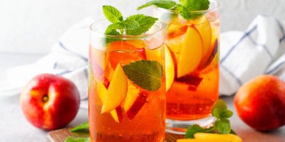 Dva oranžové nápoje s broskví