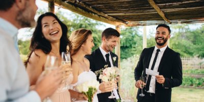 Svědek na svatbě má proslov, ženich, nevěsta a svatebčané se baví