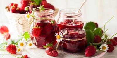 Domácí jahodová marmeláda ve sklenicích