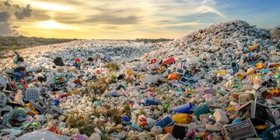 Skládka odpadu s plasty