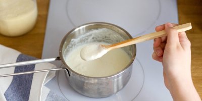 Hrnec na plotně s kaší