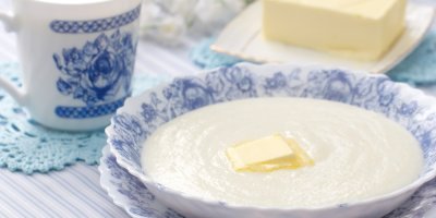 Krupičná kaše na talíři s máslem