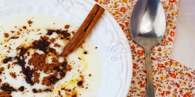 Krupicová kaše na talíři se skořicí