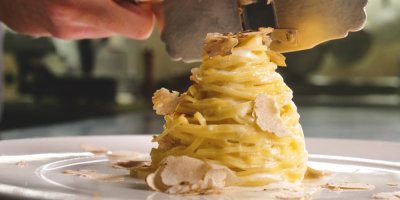 Klubko těstovin ozdobené nastrouhanými lanýži.