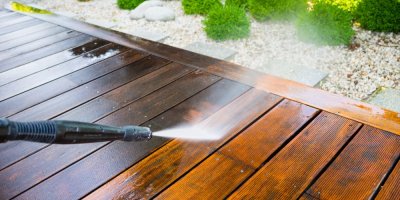 Vapka čistí dřevěnou terasu