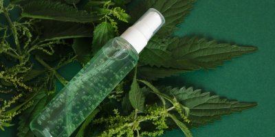 Lahvička s kopřivovým šamponem na listech od kopřivy