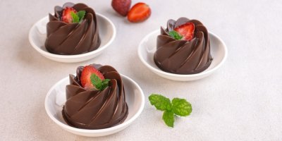 3 čokoládové pudingy s jahodou