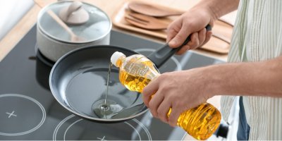 Nalévání oleje do pánve