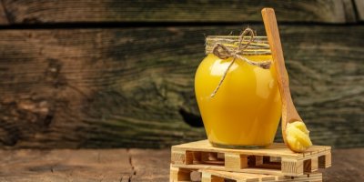 Ghee na malé paletě ve skleněné lahvi