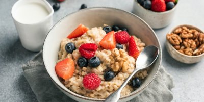 Ovesná kaše s jahodami, borůvkami a ořechy v misce