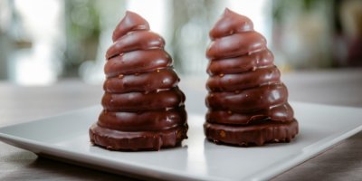 2 indiánci na bílém talíři