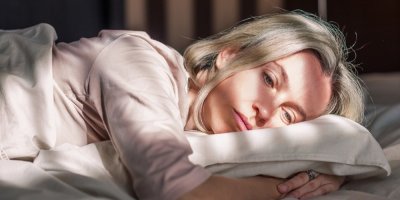 Žena je smutná a leží