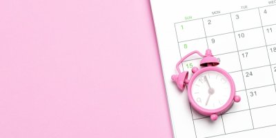 Růžový budík na kalendáři