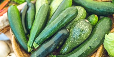 Spousta cuket v košíku