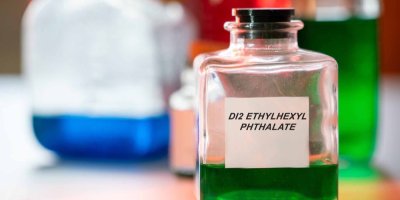 Lahvička se zeleným ftalátem