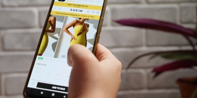 Ruka drží telefon s náhledem Sheinu