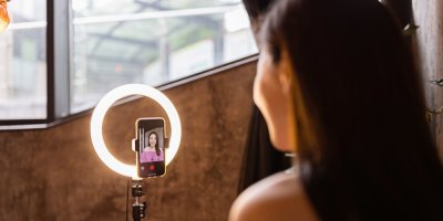 Žena se natáčí na selfie kameru.