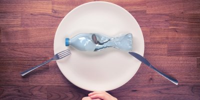 Plastová lahev na talíři