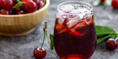 Sklenice višňové limonády s ledem