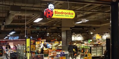 Pohled do obchodu Biedronka v Polsku