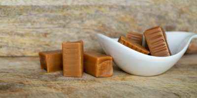 Kroky v bílé misce i vedle ní