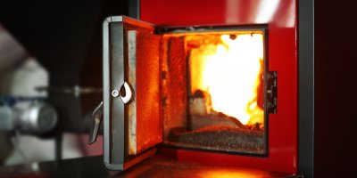 Detail na vnitřek rozpáleného kotle, otevřená dvířka