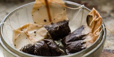 Použité čajové sáčky od černého čaje v misce