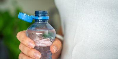 Lahev s vodou a modrým připevněným víčkem