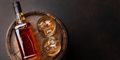 Lahev whisky a dvě sklenice