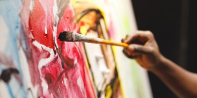 Ruka maluje štětcem obraz