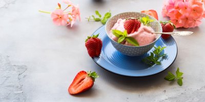 Jahodová zmrzlina s jahodami v modré misce