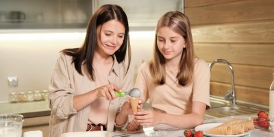 Dvě dívky si připravují zmrzlinu