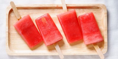 4 červené nanuky na dřevěném tácku