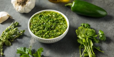 Miska s omáčkou chimichurri, kolem ní 