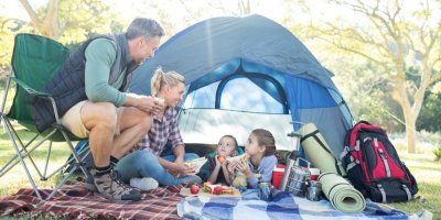 Rodina se dvěma dětmi stanuje a občerstvuje se