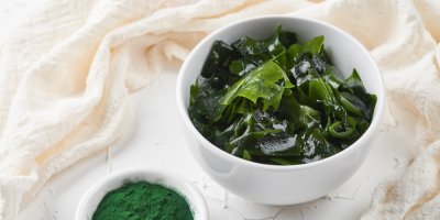 Kelp v bílé porcelánové misce