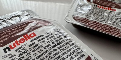 Dvě malá balení Nutelly na bílé podložce